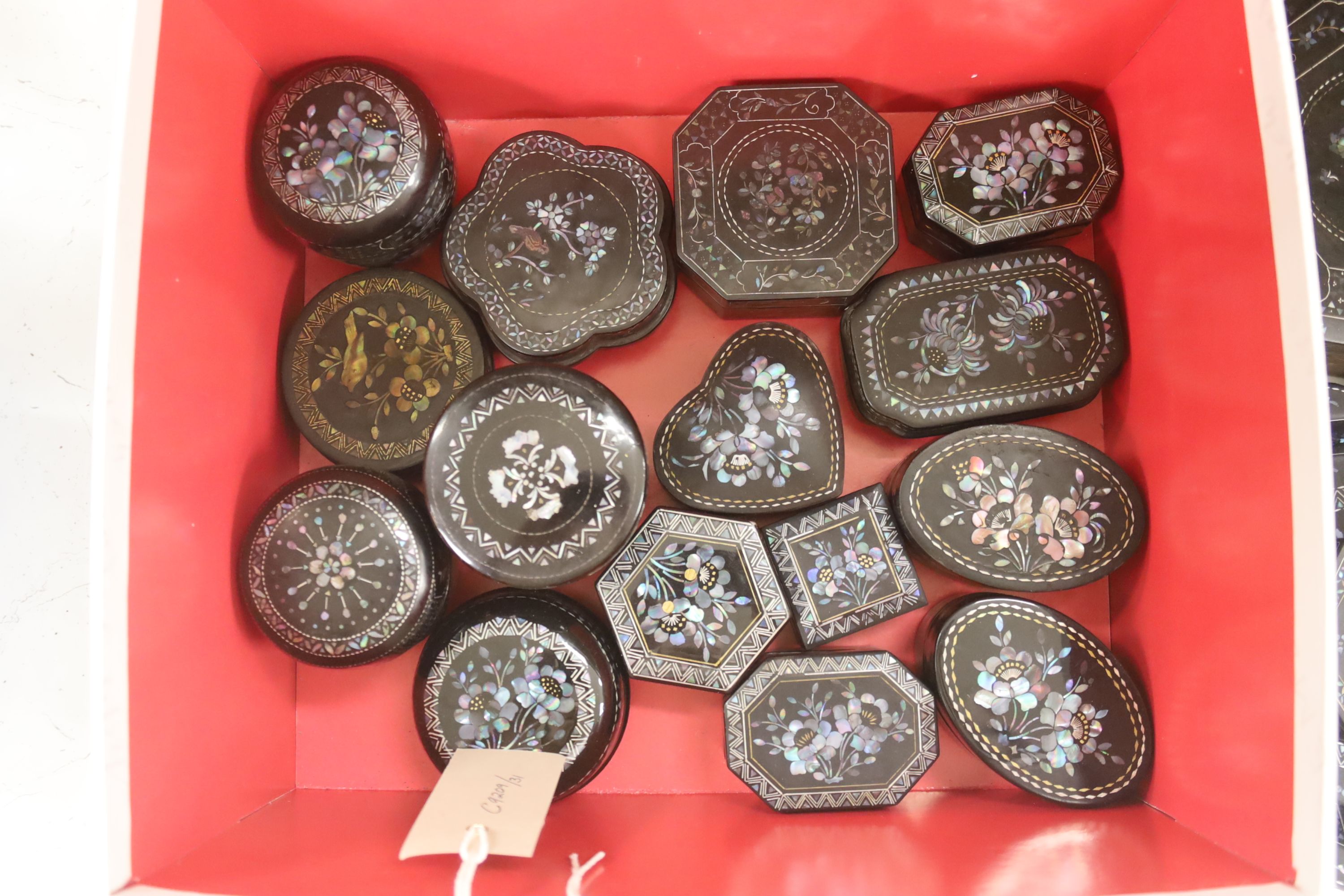 A quantity of Lac Burgaute boxes inlaid in mother of pearl (26)